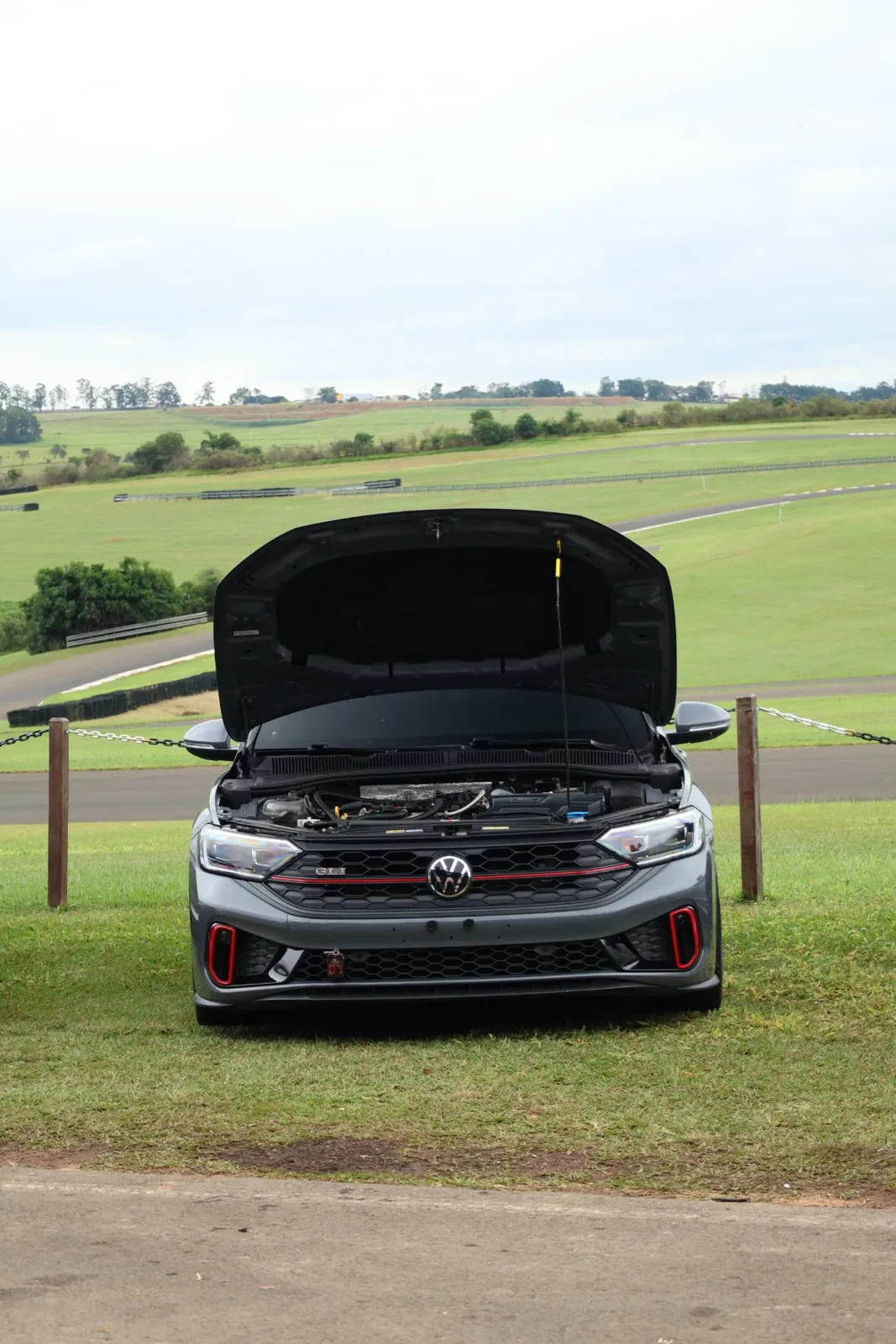 Volkswagen Jetta GLI com o capô aberto diante da pista