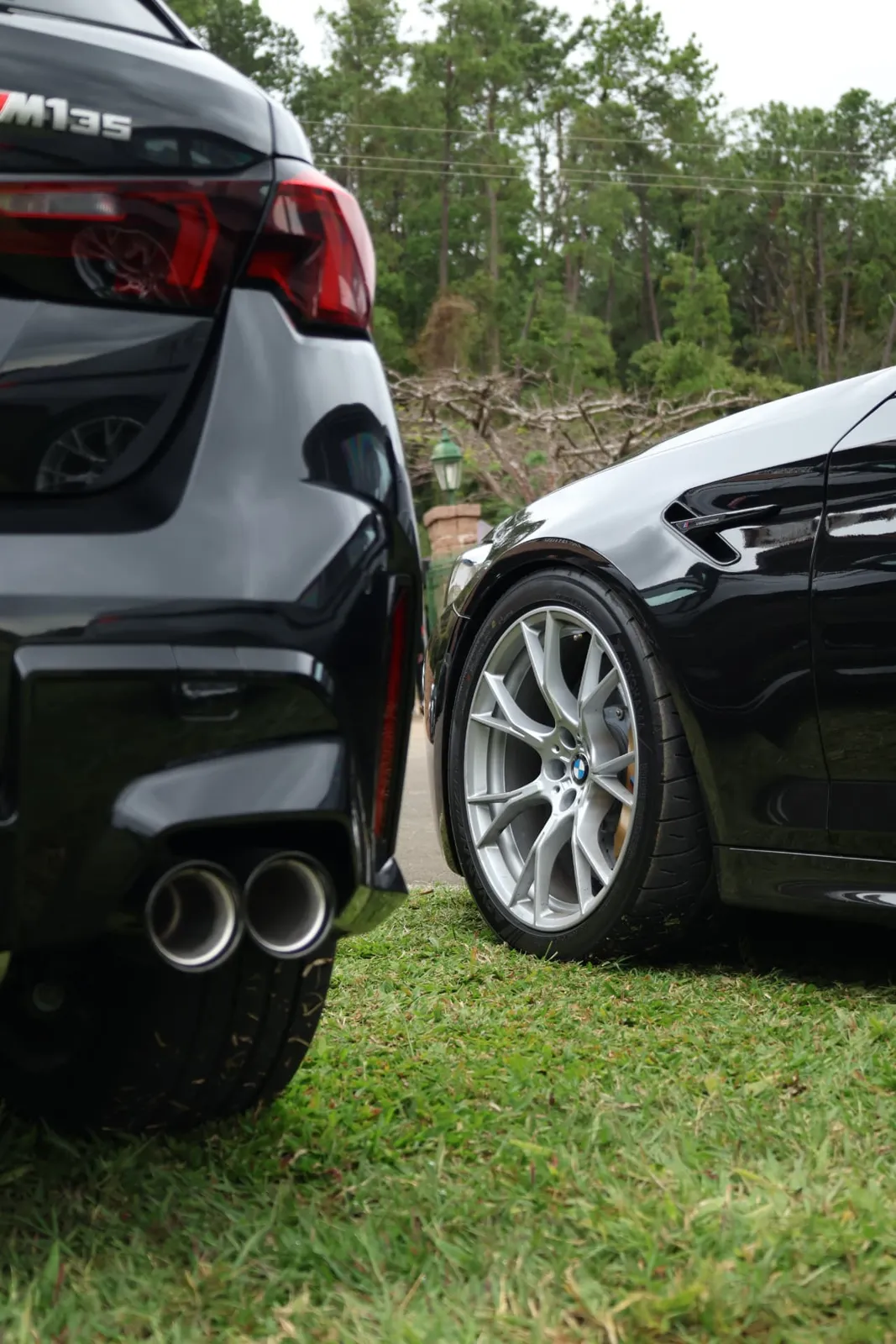 Traseira do BMW M135 ao lado da roda do BMW M5