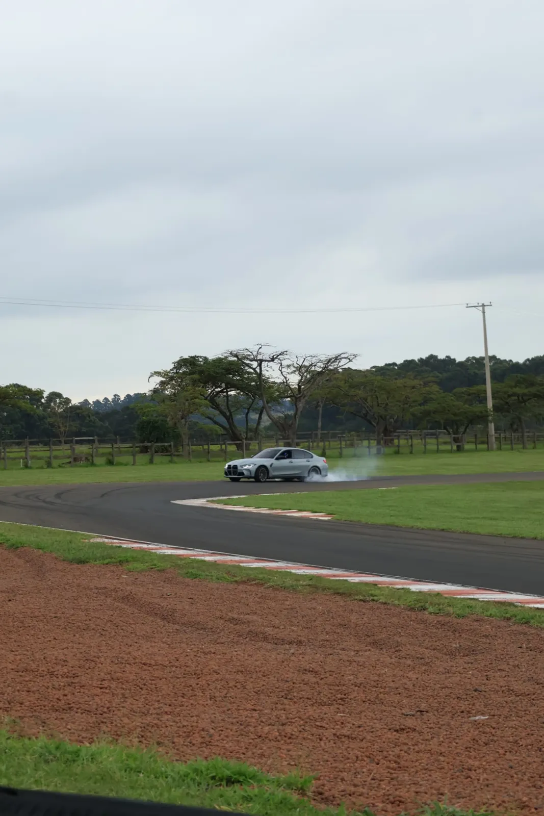 BMW M3 queimando pneus na curva