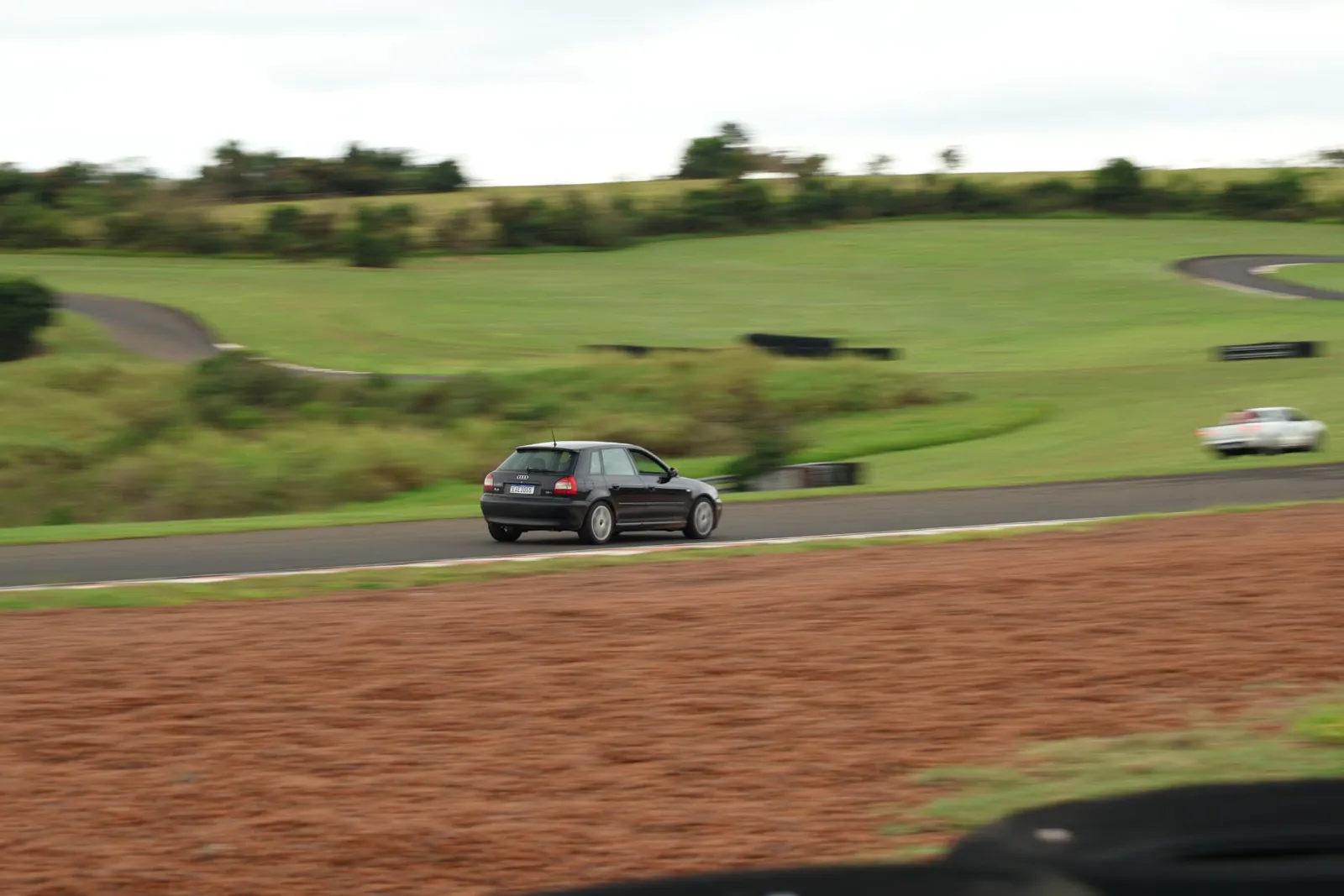 Audi A3 preto contornando a curva