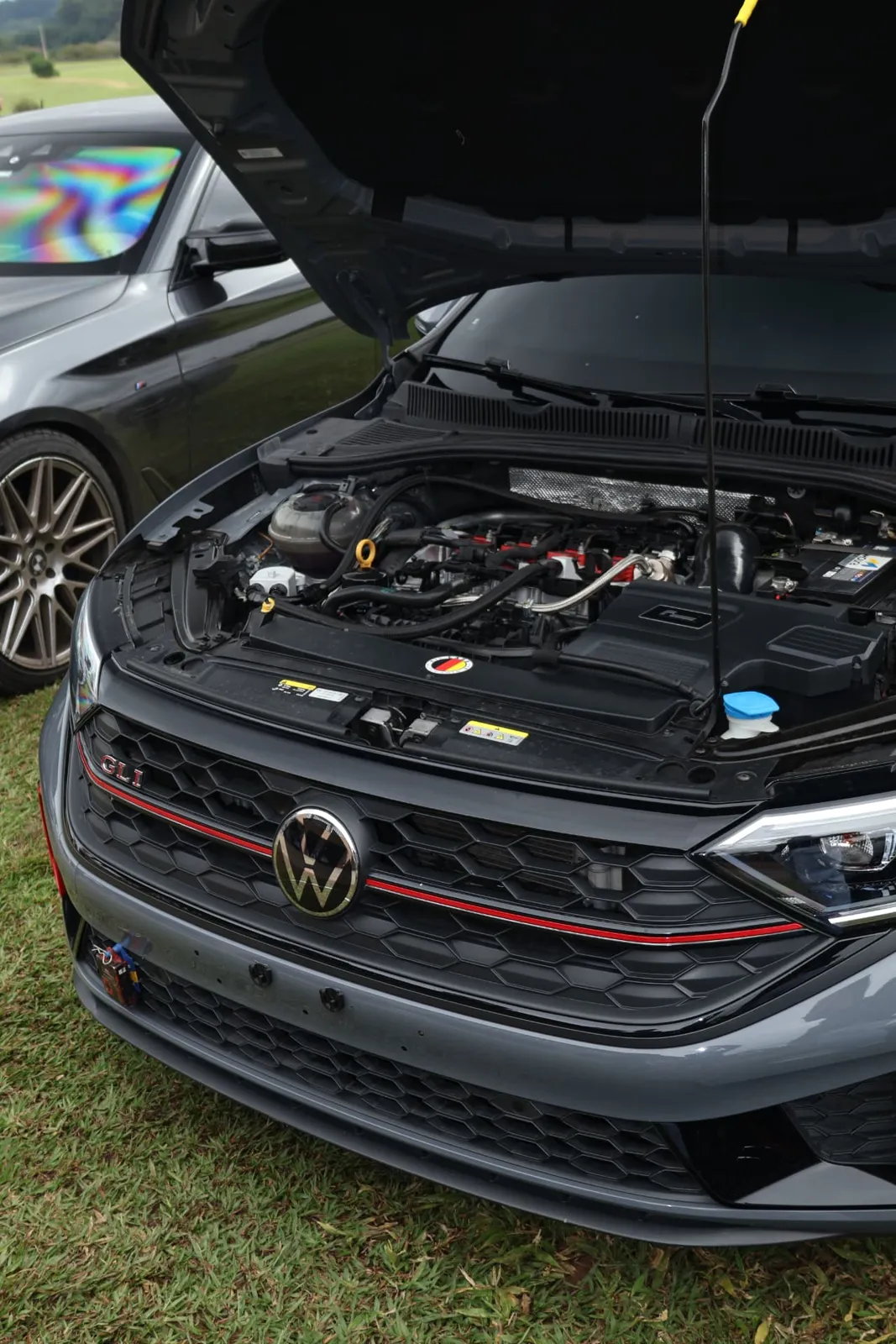 Motor do Volkswagen Jetta GLI com o capô aberto
