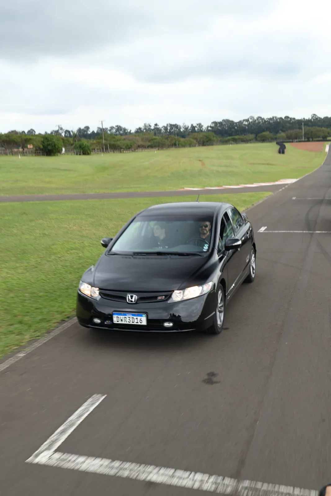 Honda Civic Si preto na saída da curva