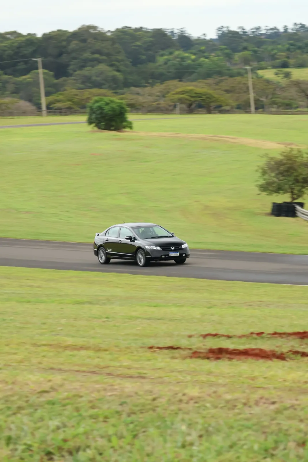 Honda Civic Si preto na pista