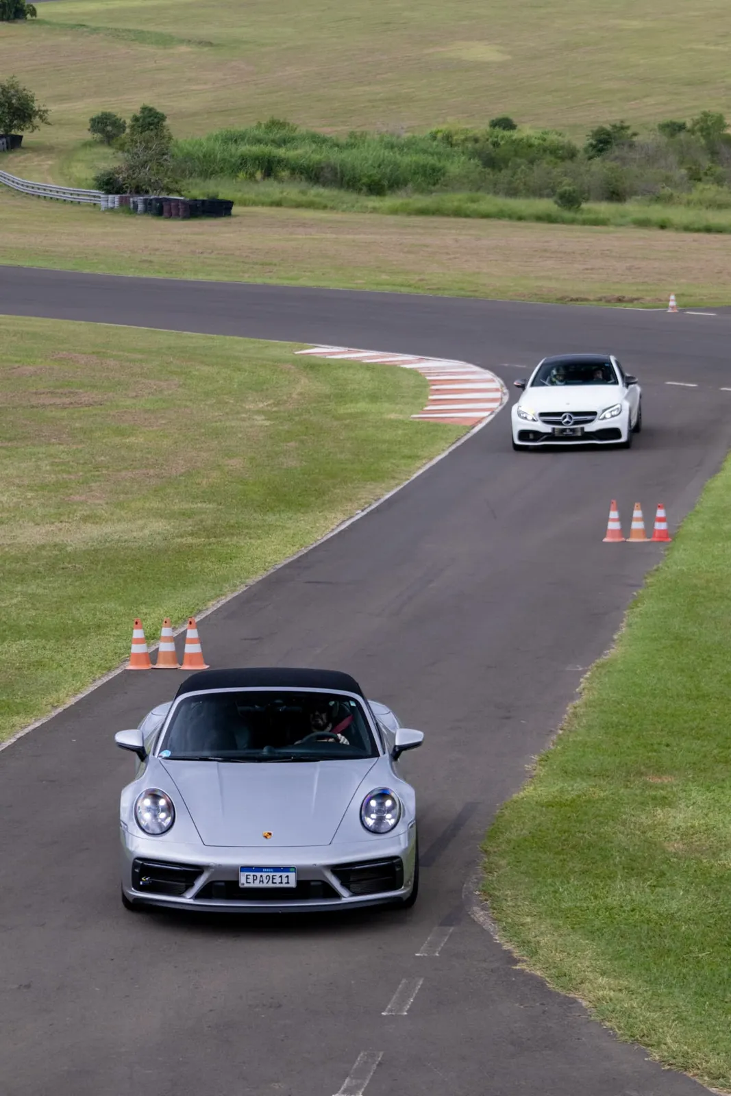 Porsche 911 Targa e Mercedes-AMG C63 no traçado