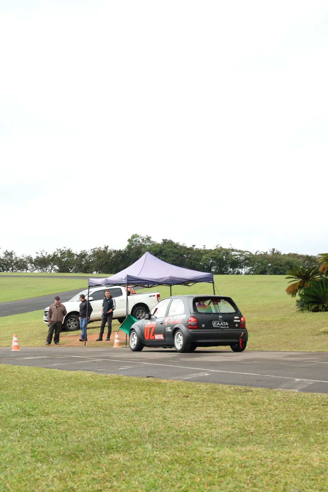 Carro Power Class na largada com bandeira verde