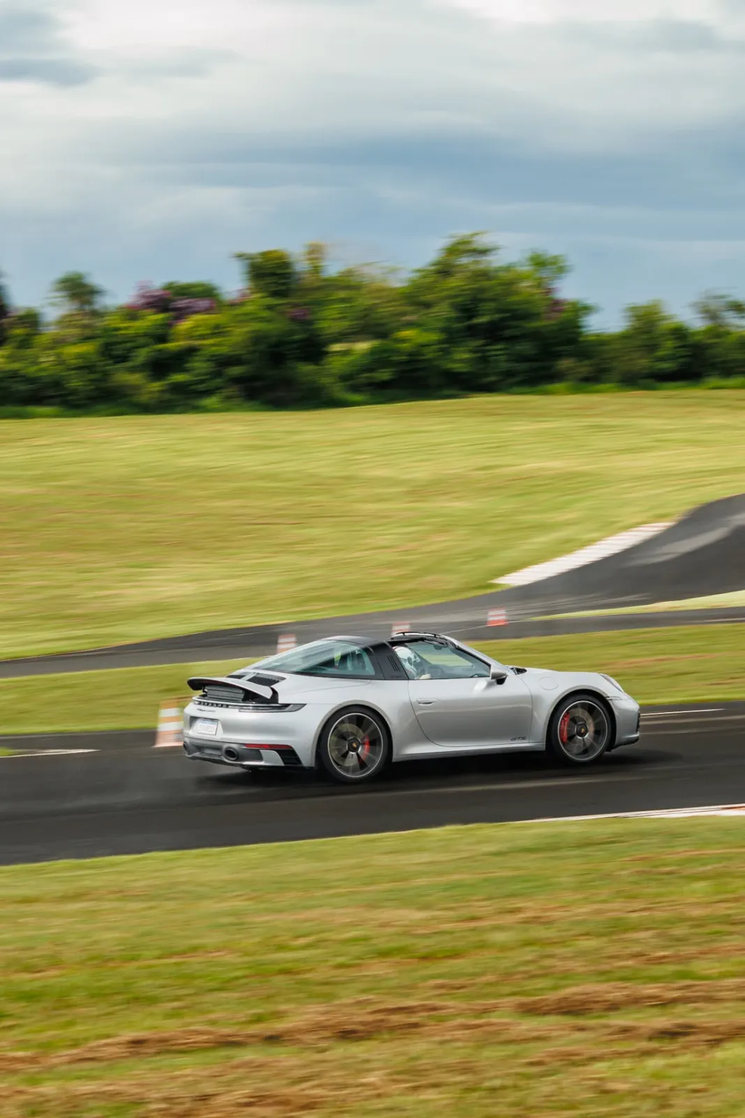 Porsche 911 Targa GTS saindo da curva
