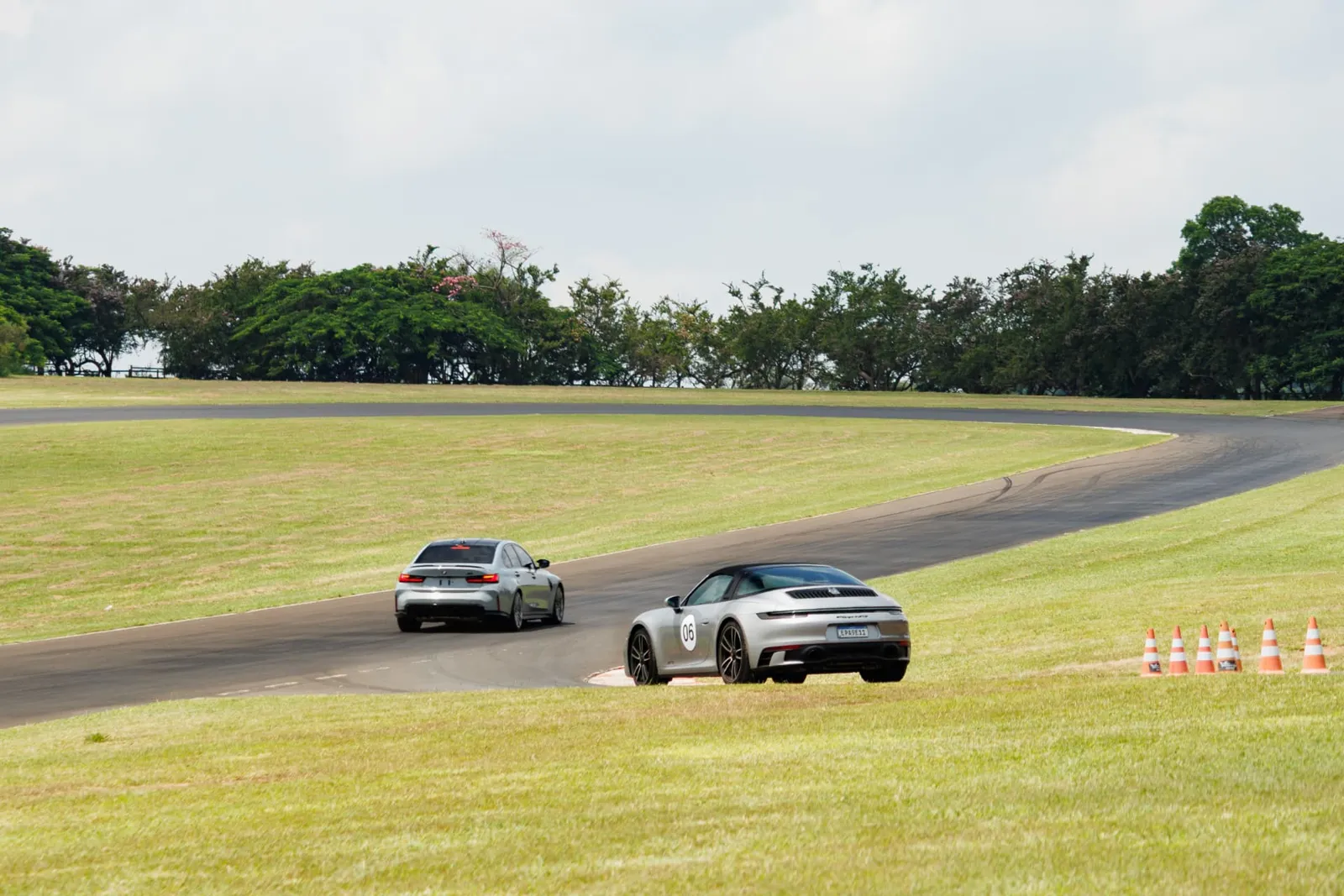 Porsche 911 Targa e BMW M3 contornando a curva