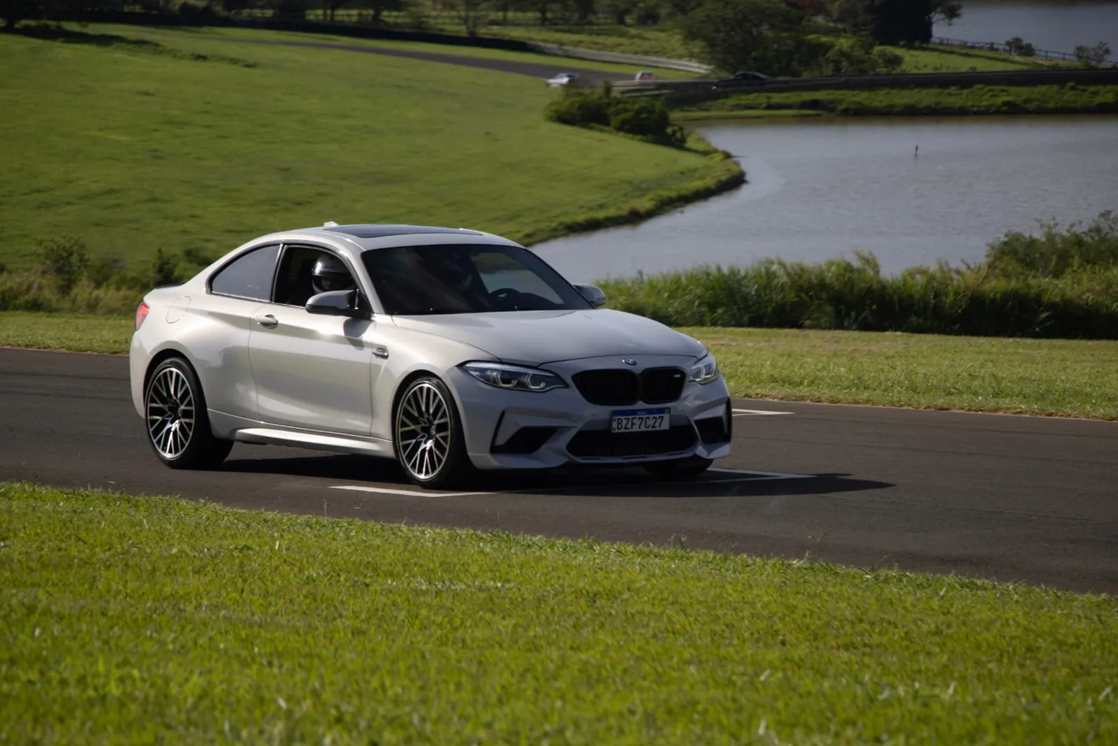 BMW M2 Competition na pista com o lago ao fundo