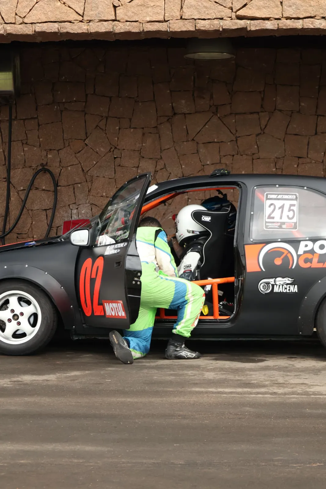 Piloto se preparando no carro Power Class