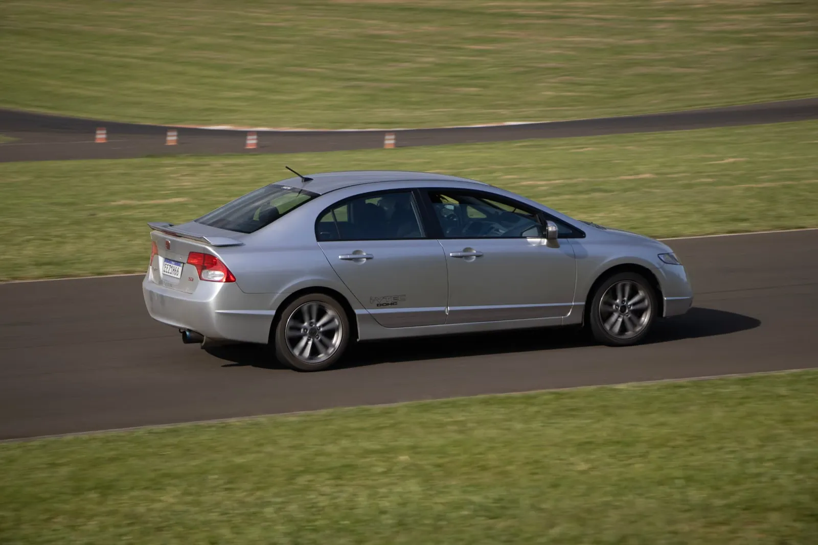 Honda Civic Si em velocidade na pista
