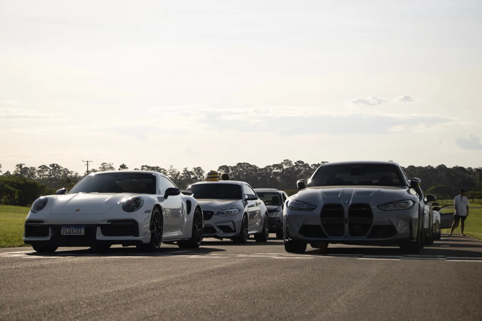 Porsche 911, BMW M2 e BMW M3 alinhados na pista