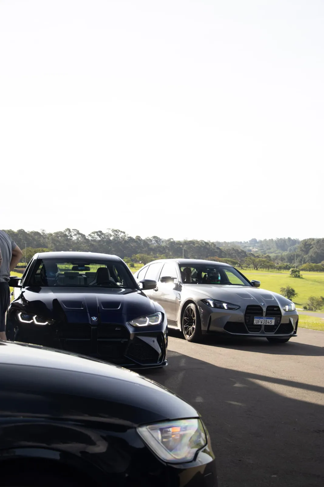Dois BMW M3 lado a lado no paddock