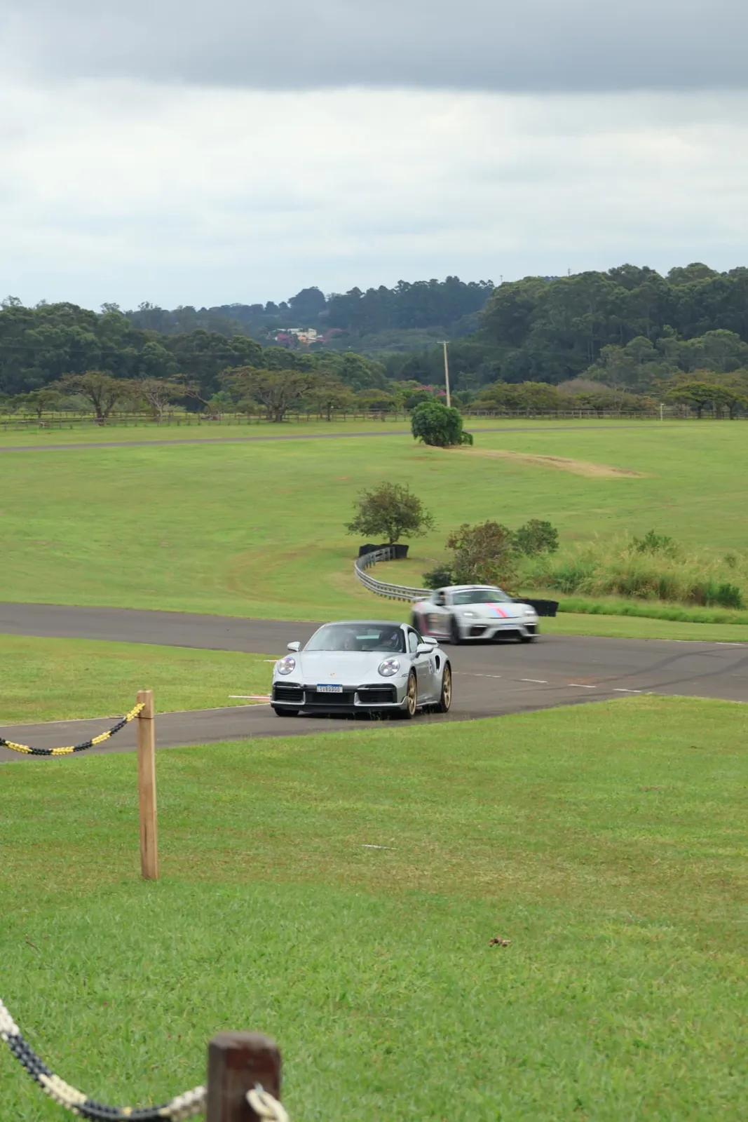 Porsche 911 Turbo S e Cayman GT4 Martini na pista