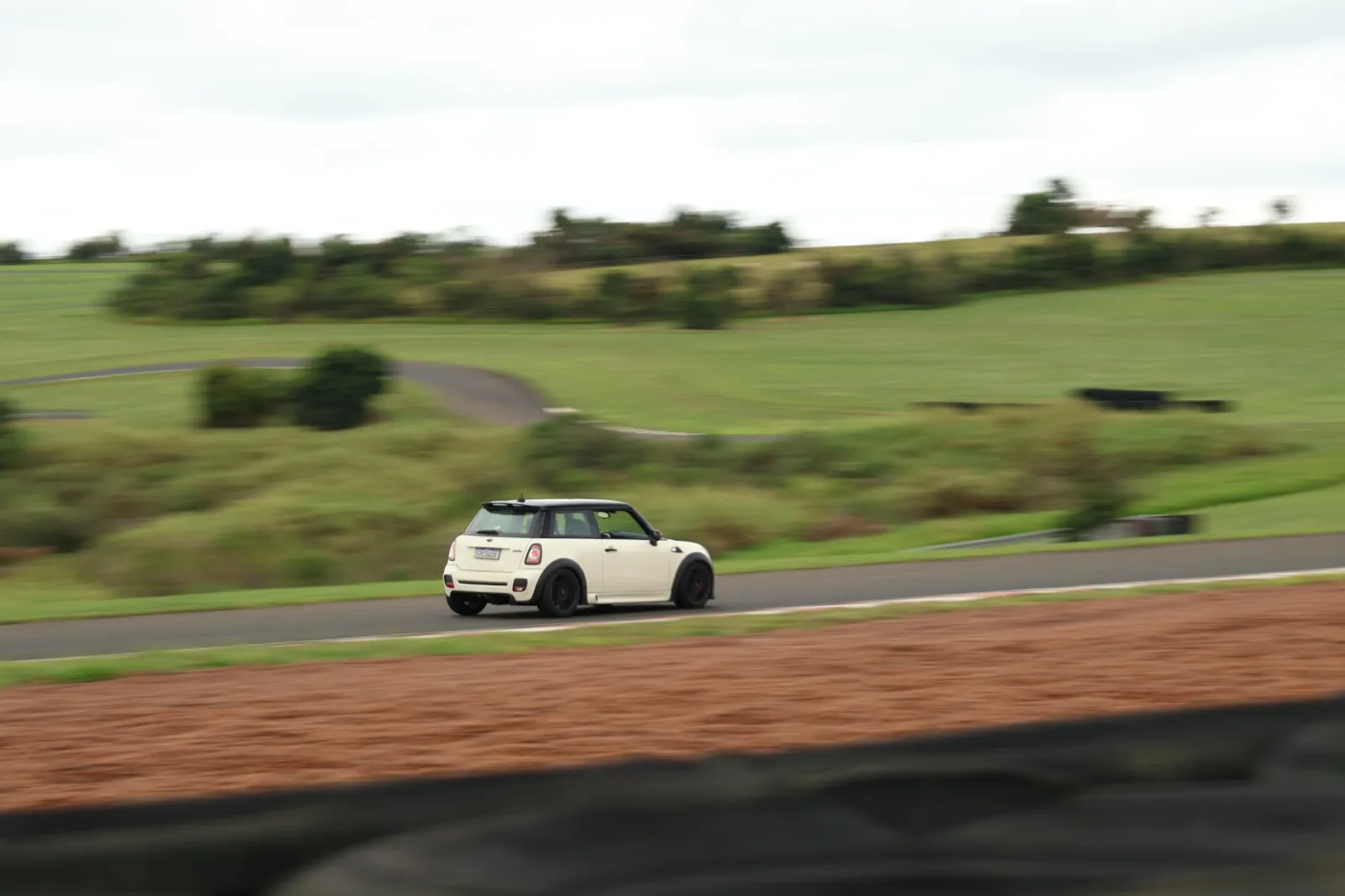 Mini John Cooper Works contornando a pista