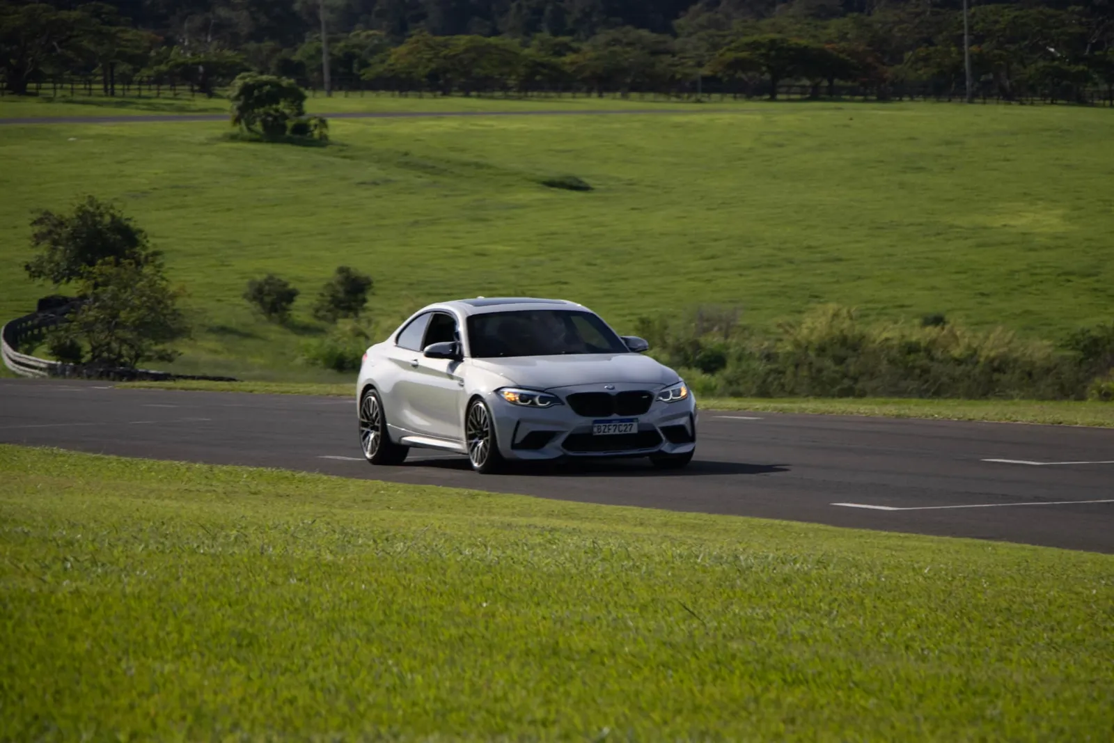 BMW M2 Competition em curva