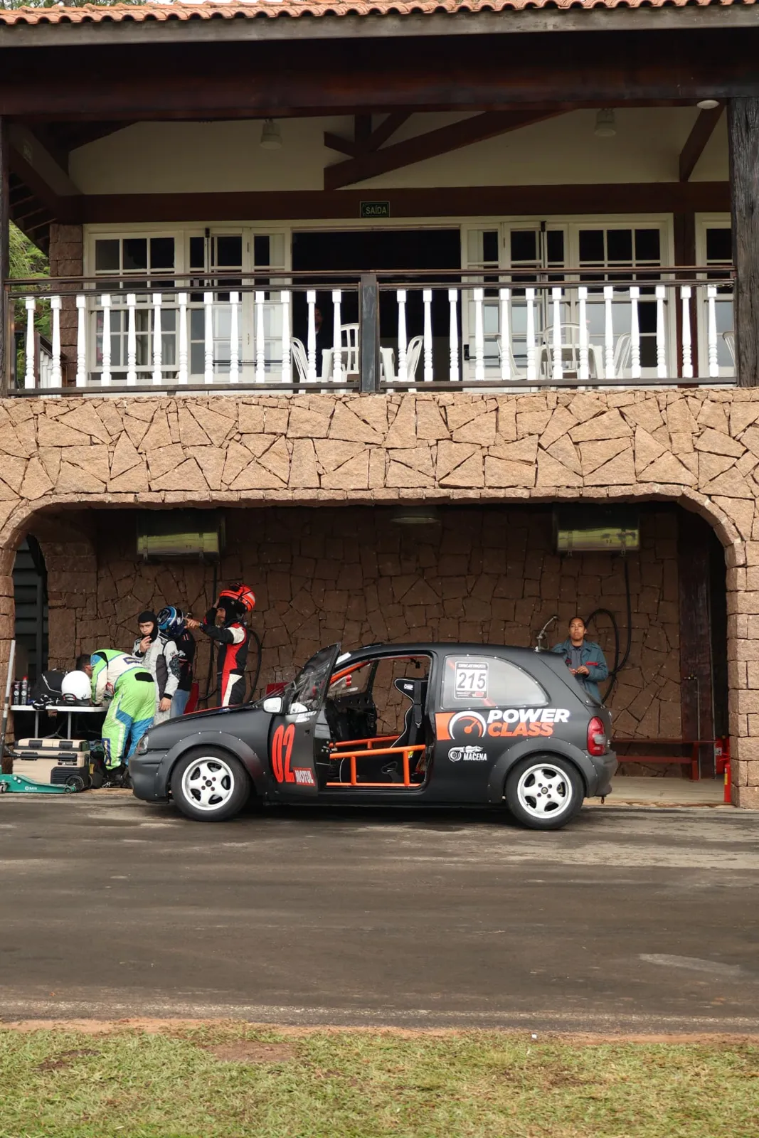 Carro de corrida Power Class nos boxes
