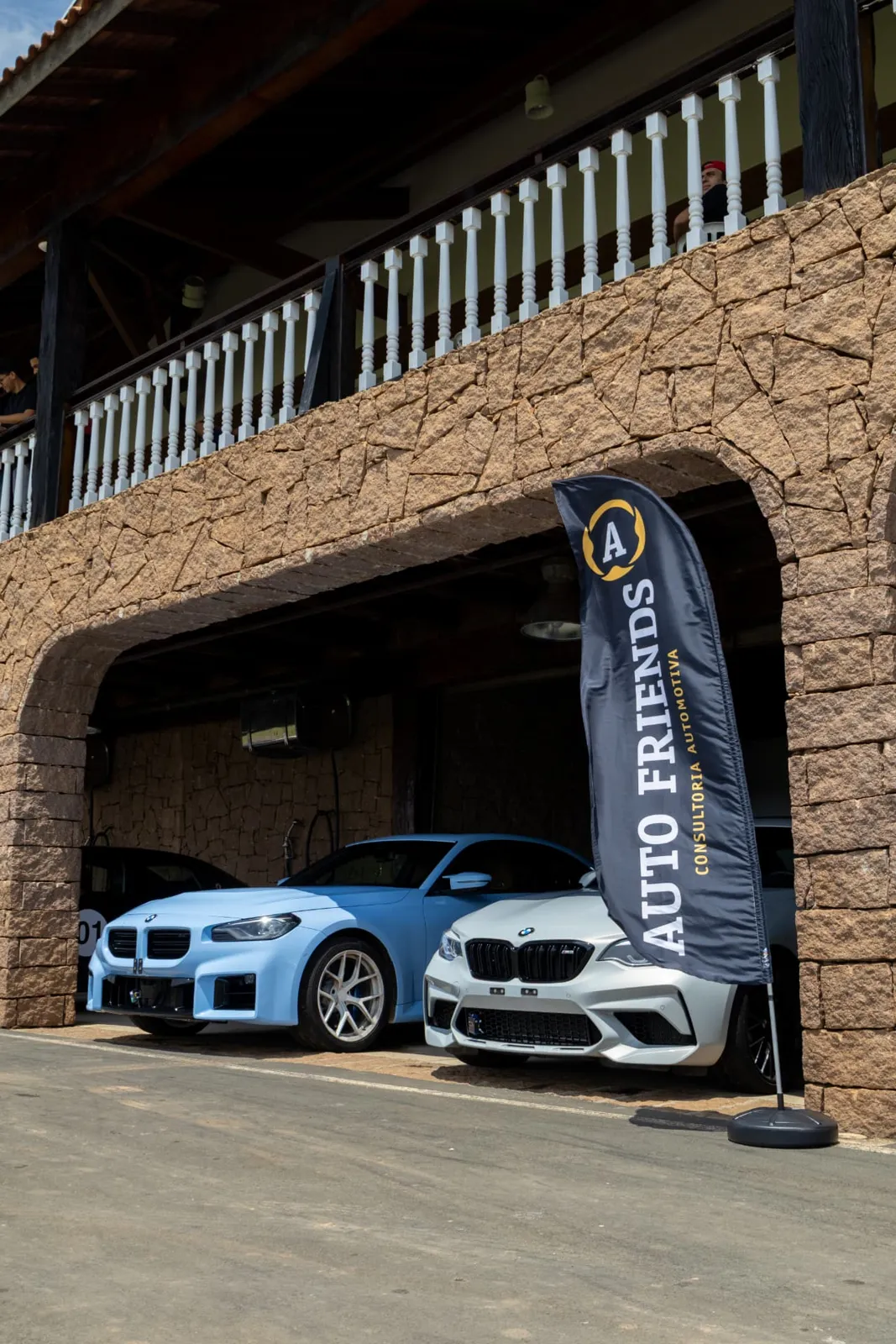 BMW M2 azul e M2 Competition nos boxes
