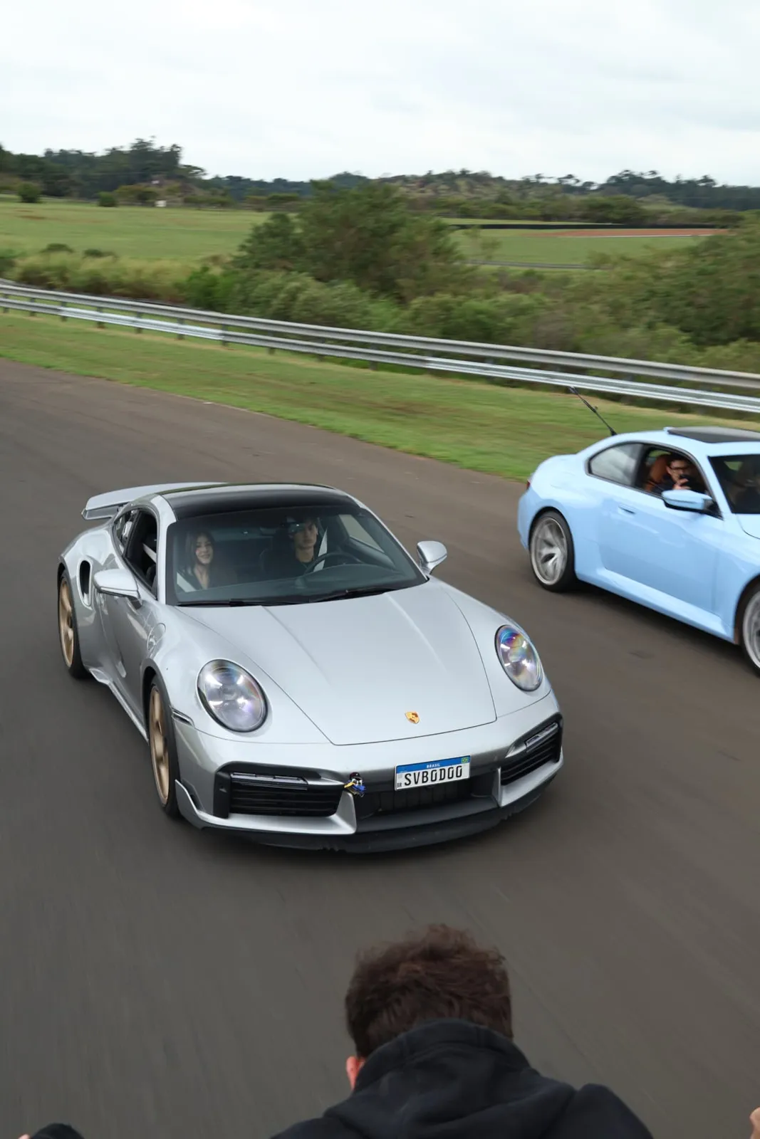 Porsche 911 Turbo S ao lado do BMW M2 azul na pista
