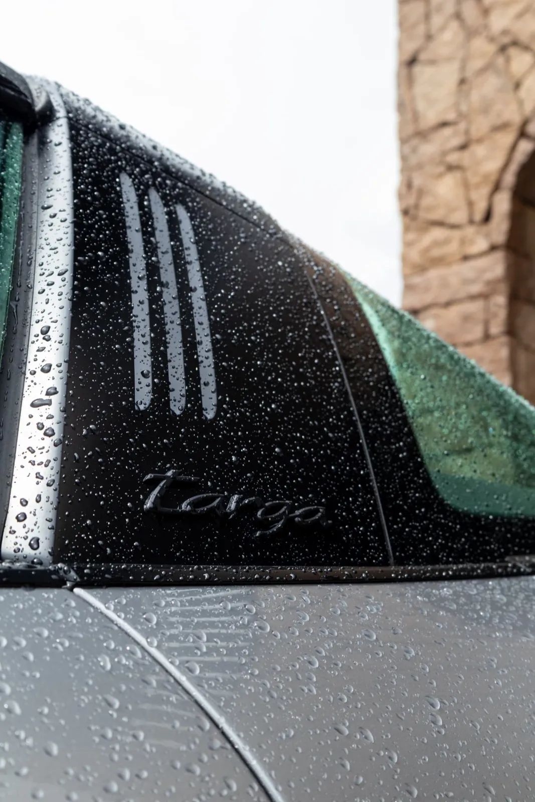 Detalhe do emblema Targa com gotas de chuva