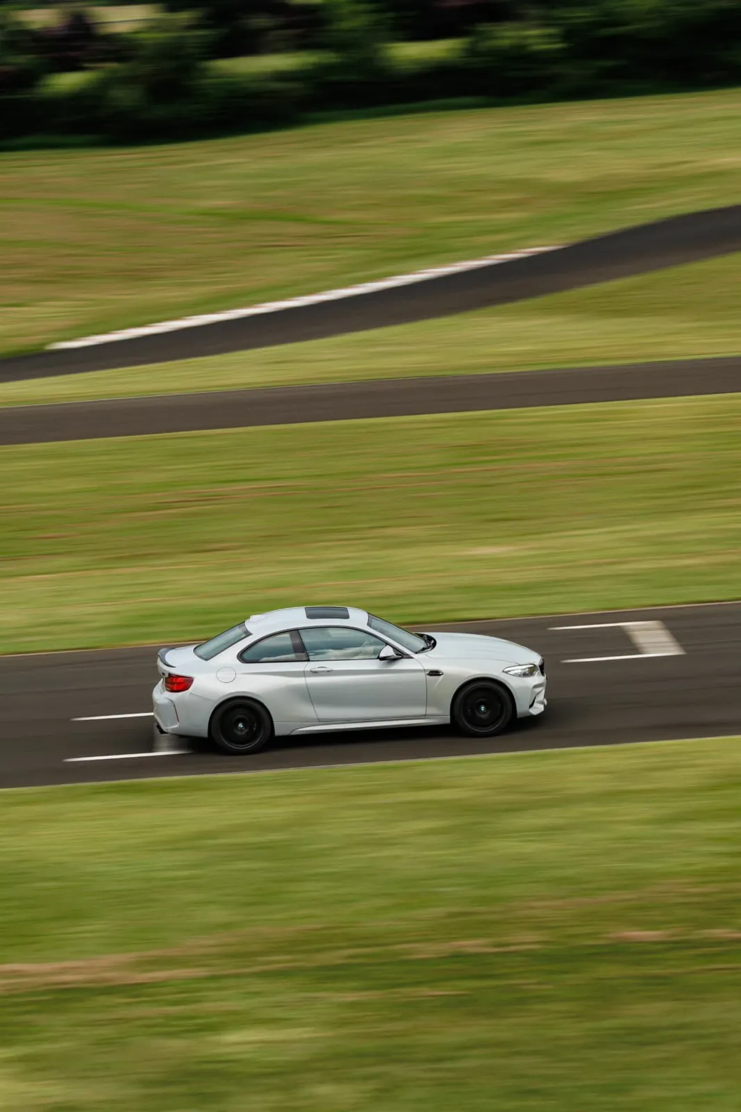 BMW M2 Competition prata em velocidade