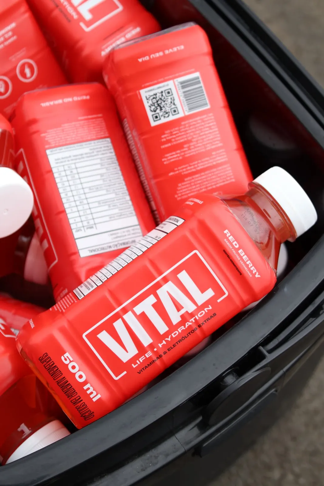 Close das garrafas Vital Red Berry