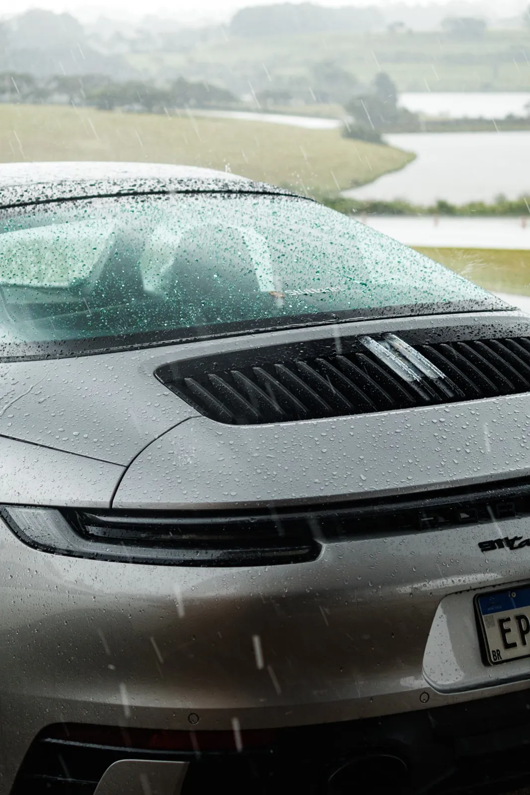 Traseira molhada do Porsche 911 Targa na chuva