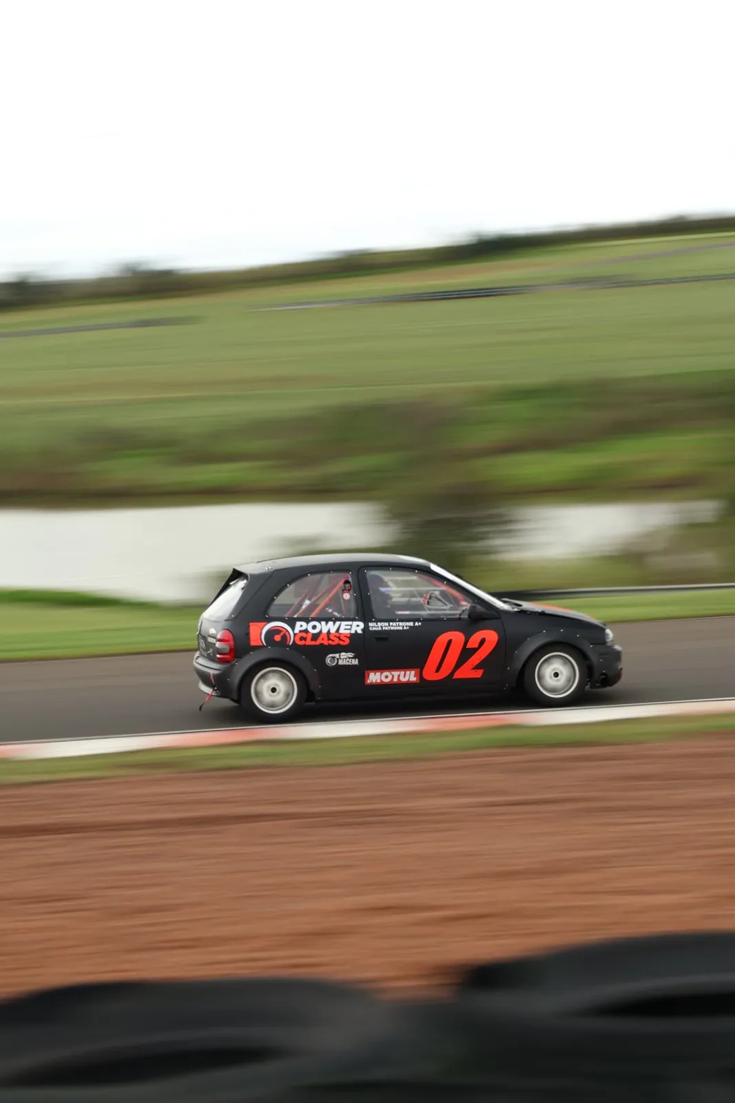 Carro Power Class com o lago ao fundo