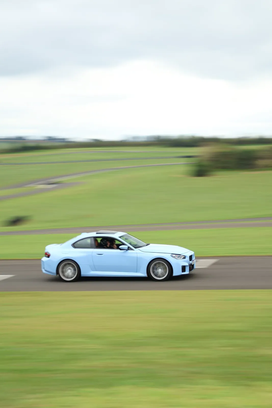 BMW M2 azul em velocidade
