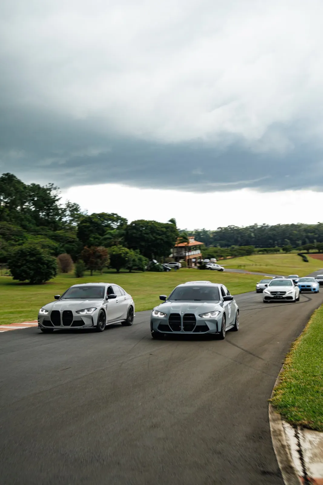 Dois BMW M3 lado a lado na curva